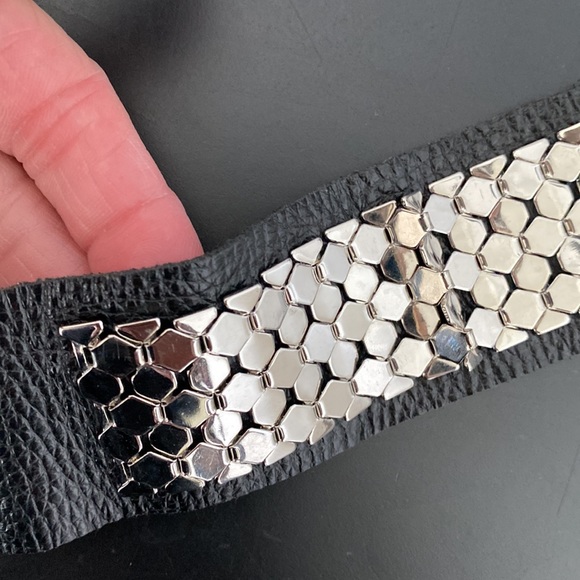 Metal scaled leather cuff bracelet - Picture 3 of 10